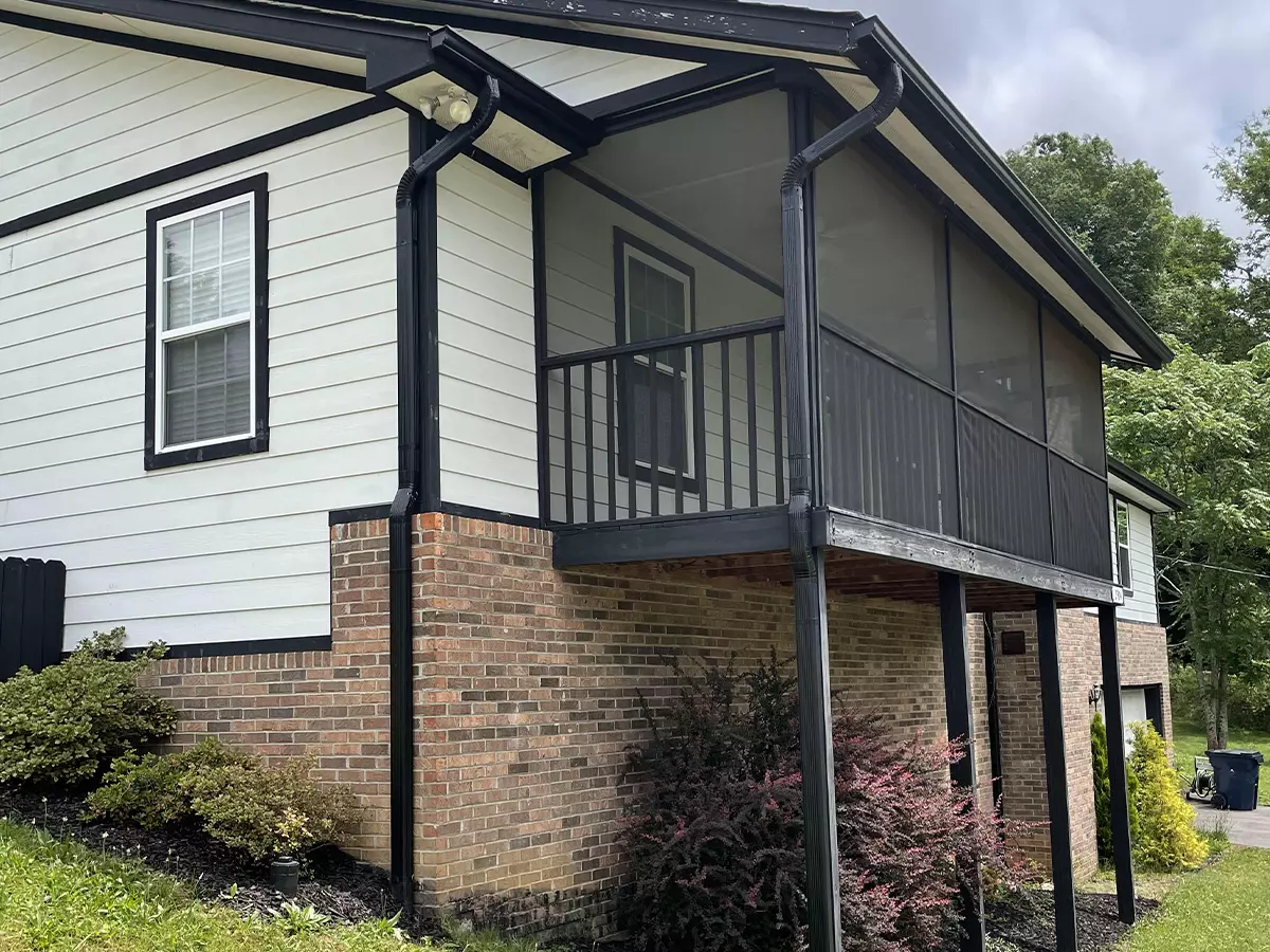 Screened-in deck without stairs